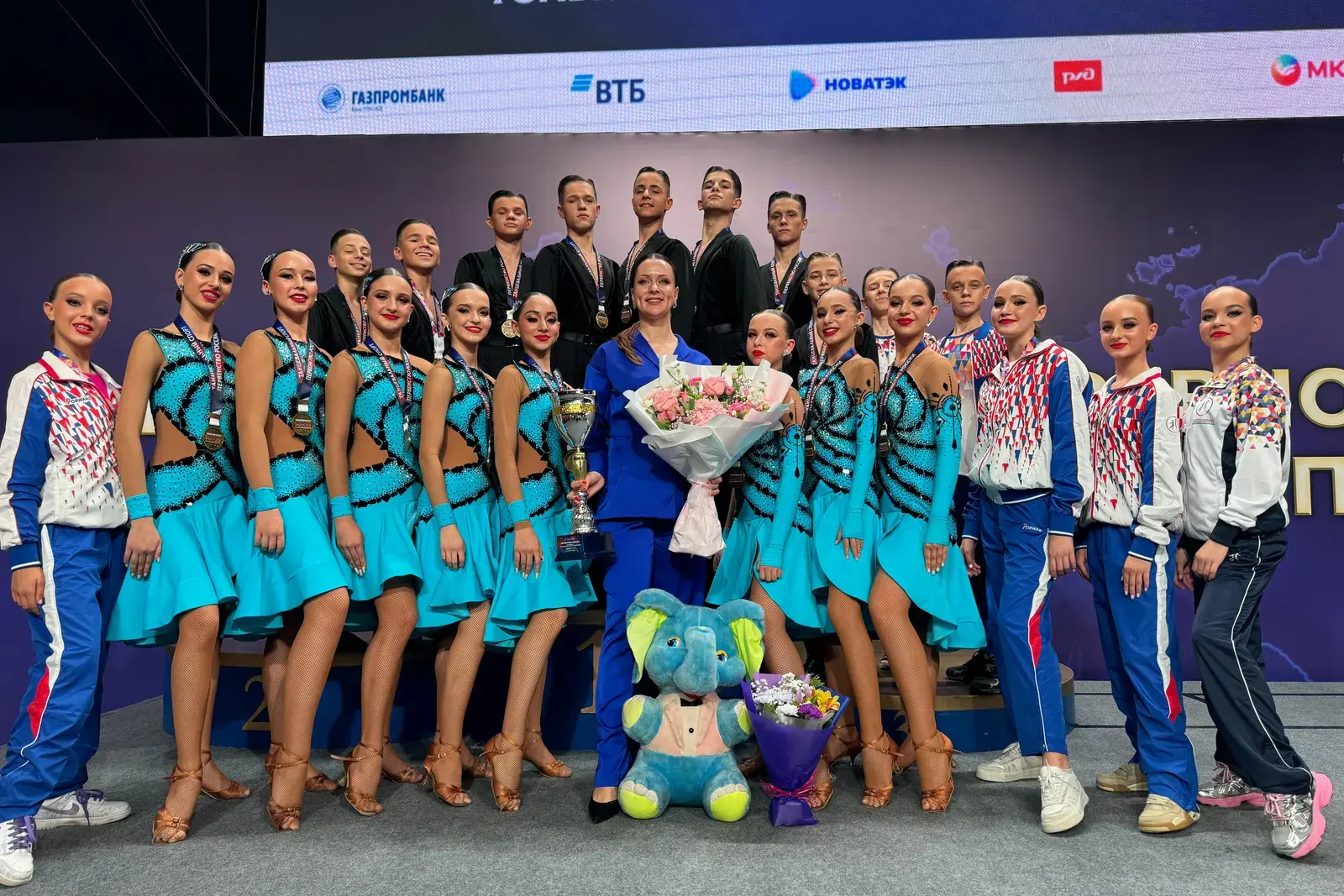 Команда «Радуги» с цветами на чемпионате России